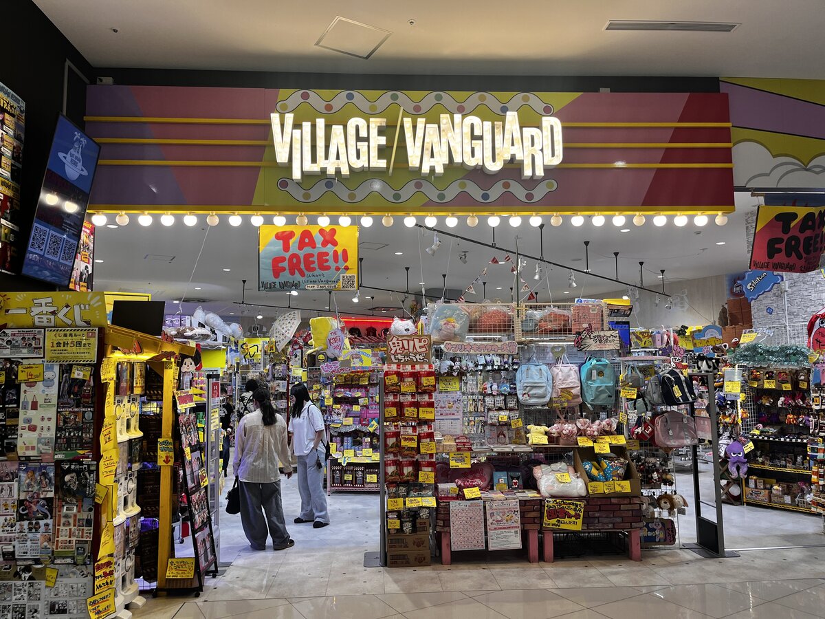 ヴィレッジヴァンガード イオンモール常滑店（Village Vanguard  AEON MALL Tokoname 빌리지 뱅가드 Village Vanguard ）の店舗外観