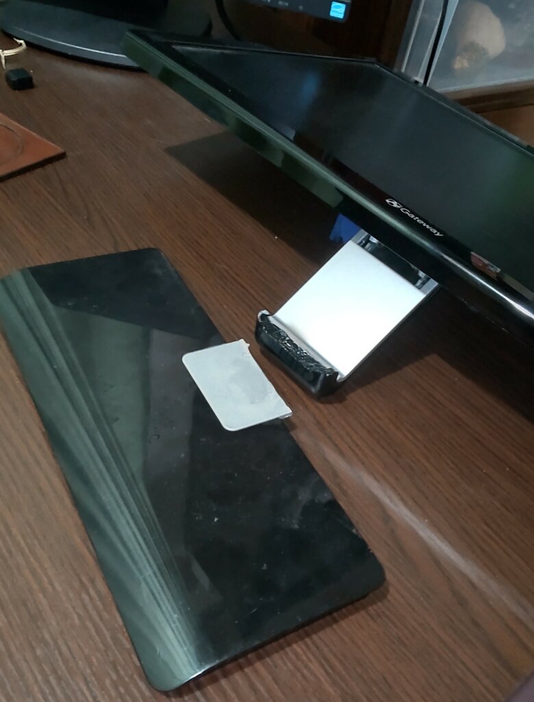 悲報】帰宅したらPCの首折れとったんやがwww | 店員の日常