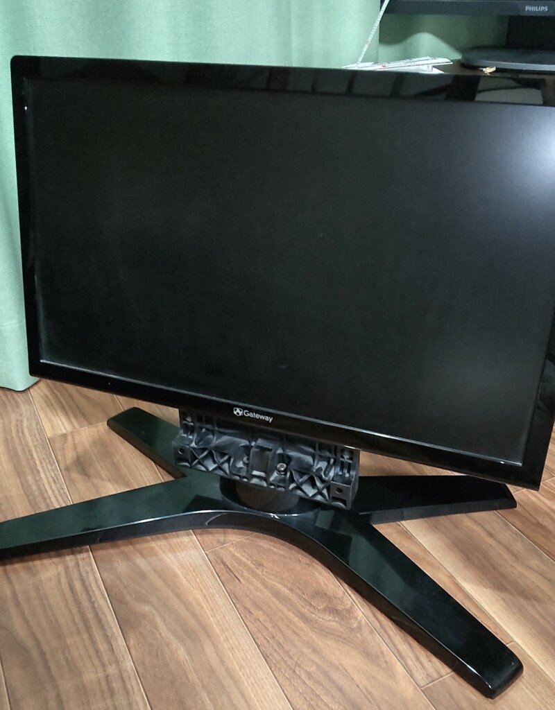 悲報】帰宅したらPCの首折れとったんやがwww | 店員の日常